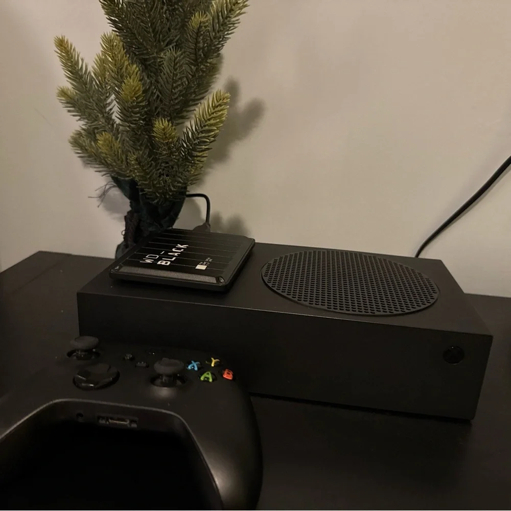 Near Mint Xbox Series S Carbon 1 TB w/ accessories *In description*